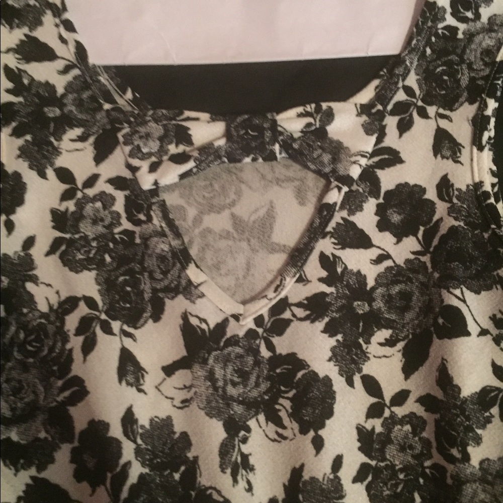 Sleeveless Peplum Shirt - Picture 3 of 3
